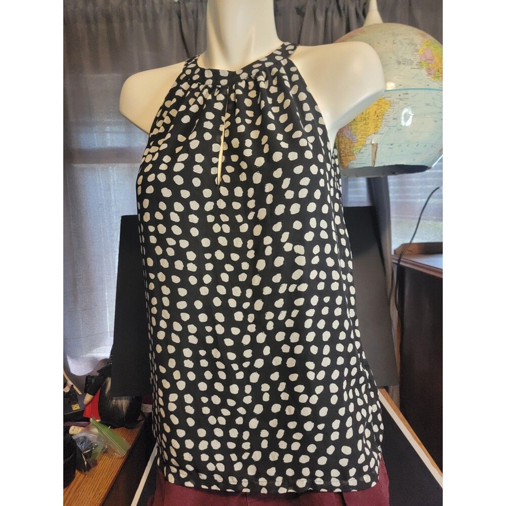 Black And White Sleeveless keyhole Shirt